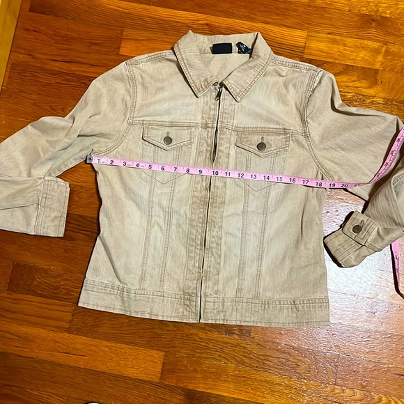Jean Jacket Tan Size M. 90% cotton. Full zipper 2 breast pockets - Picture 2 of 4